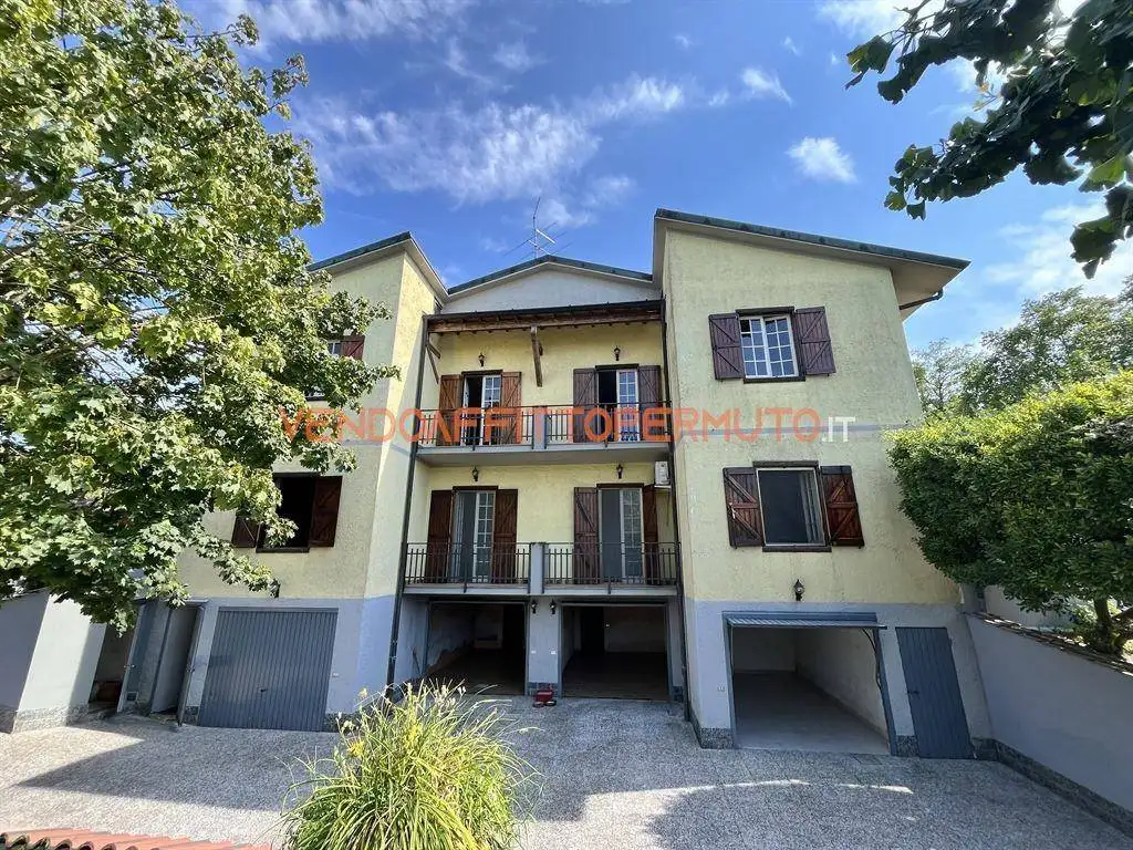 Palazzo - Edificio in vendita a Isso