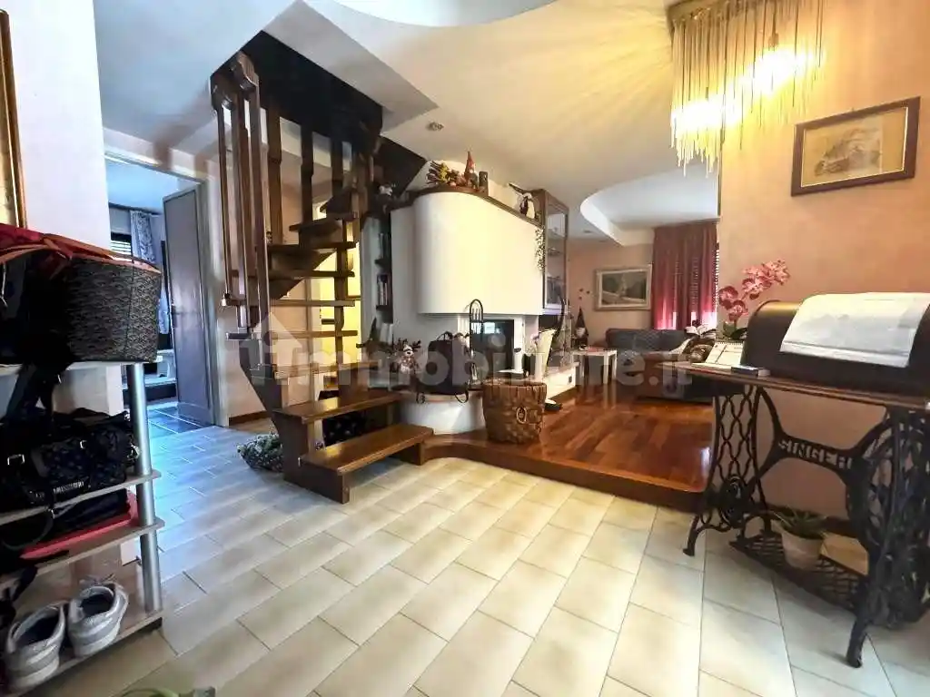 Appartamento via Tour De Grange, 15, Centro, Chatillon - foto 2