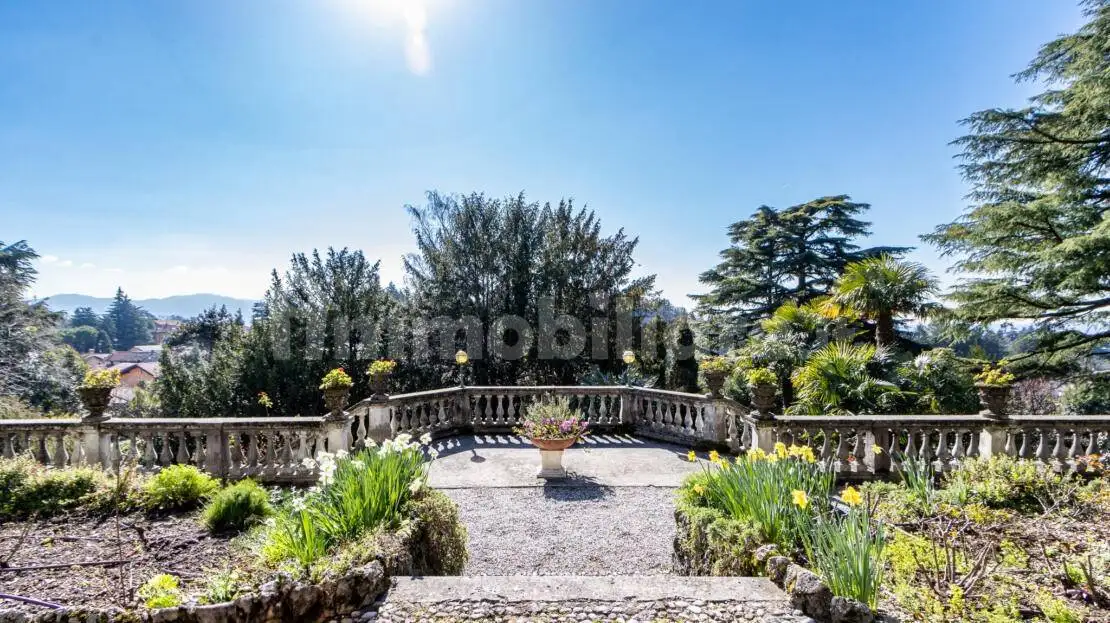 Villa in vendita a Longone al Segrino