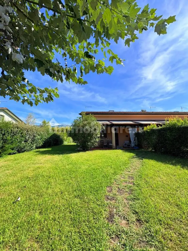 Villa a schiera via della Croce 97, Cinquale, Montignoso