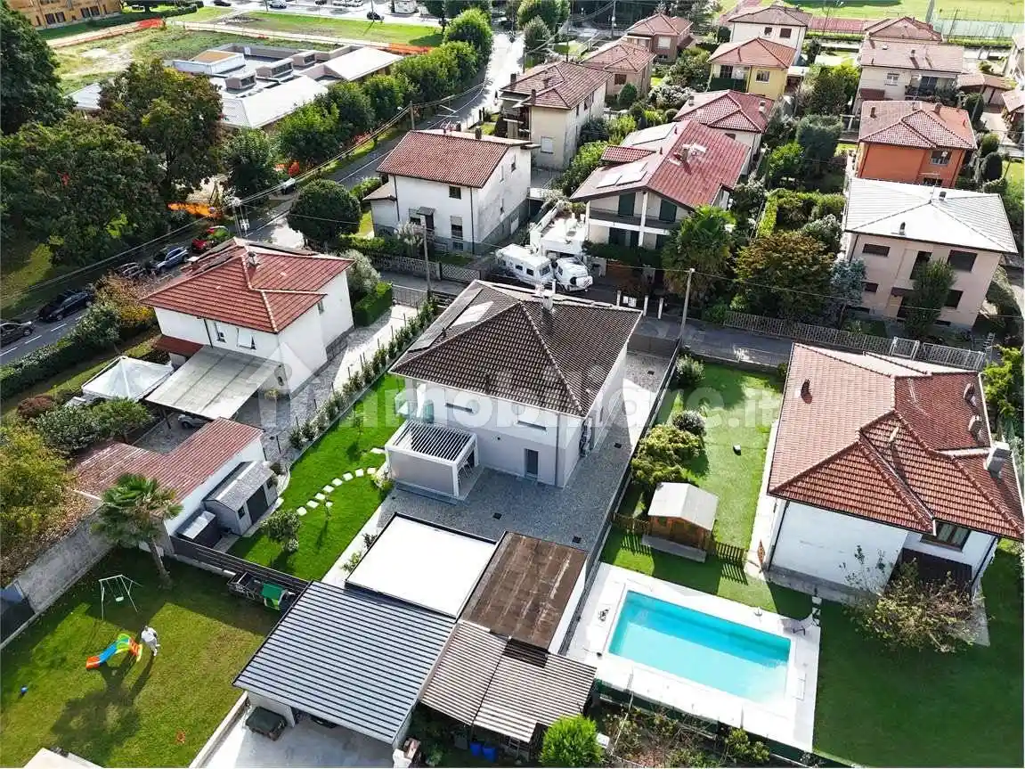 Villa in vendita a Sesto Calende