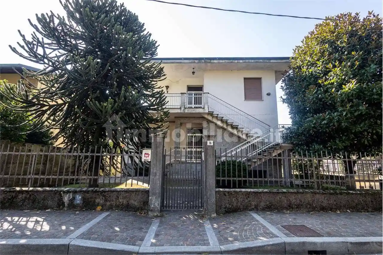 Villa in vendita a Caronno Pertusella