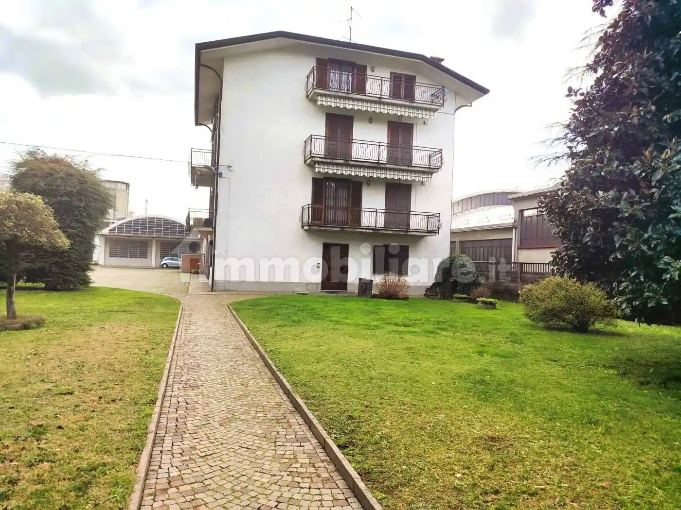 Appartamento in vendita a Carugo