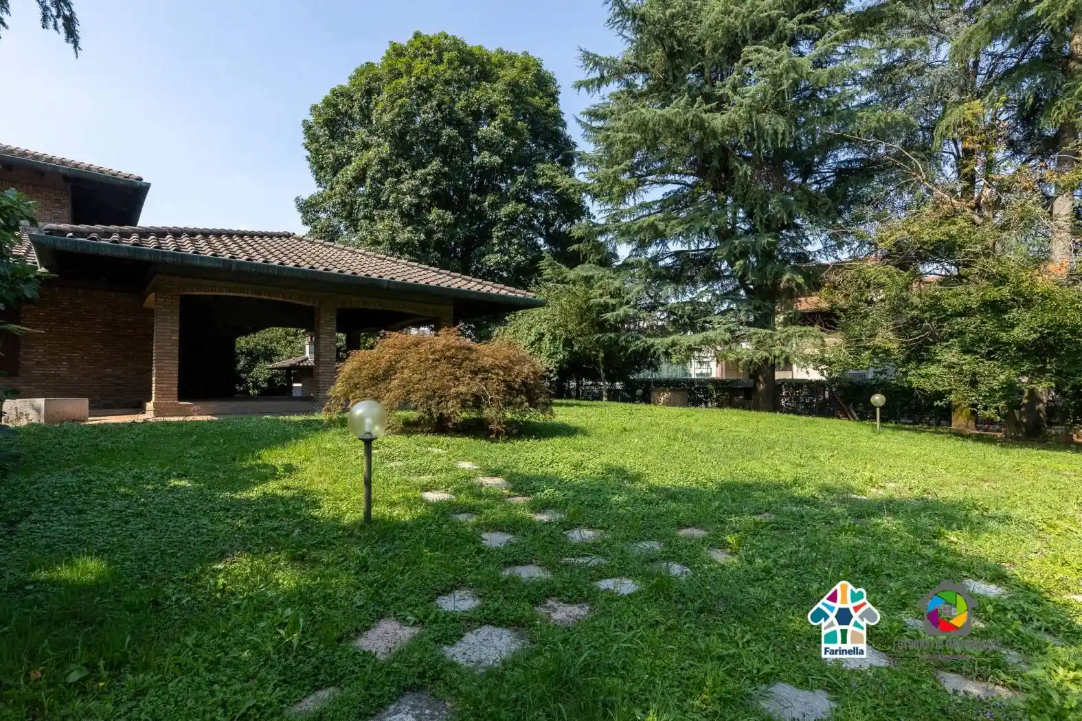 Villa in vendita a Carugo