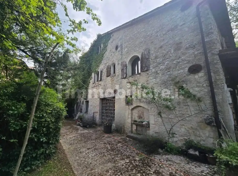 Rustico - Casale in vendita a Foligno