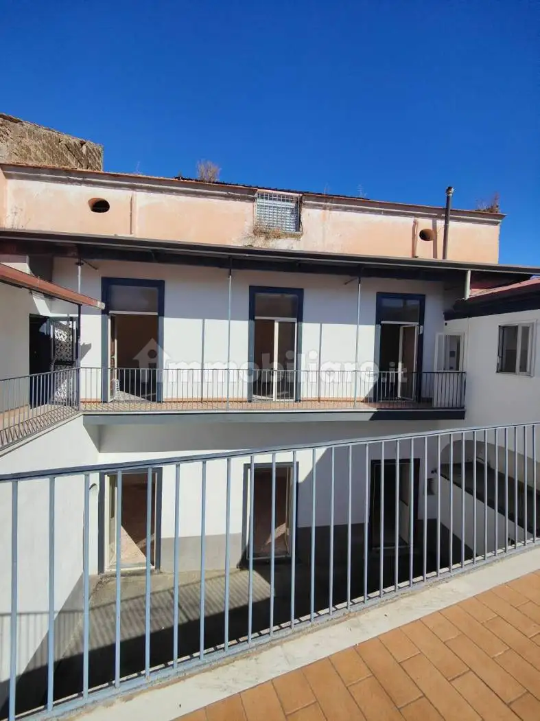 Palazzo - Edificio in affitto a Frattamaggiore