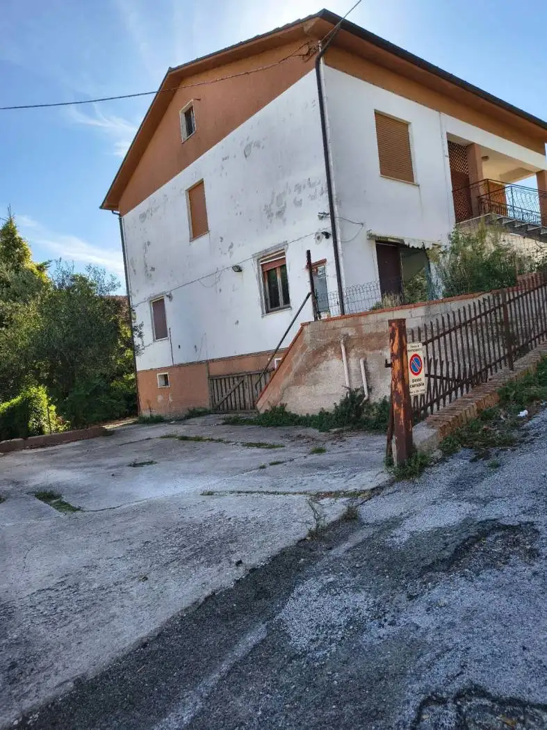 Villa in vendita a Montecarotto