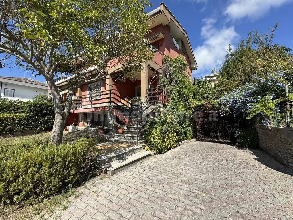 Villa bifamiliare in vendita a Roma