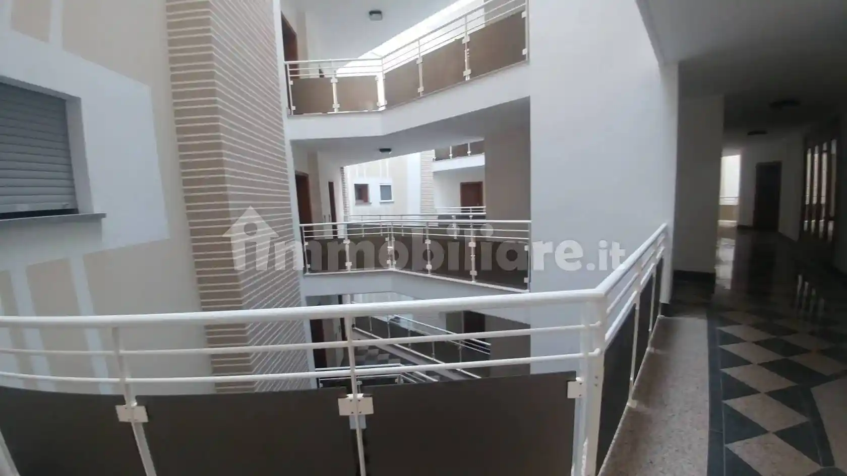 Palazzo - Edificio in Affitto - foto 5