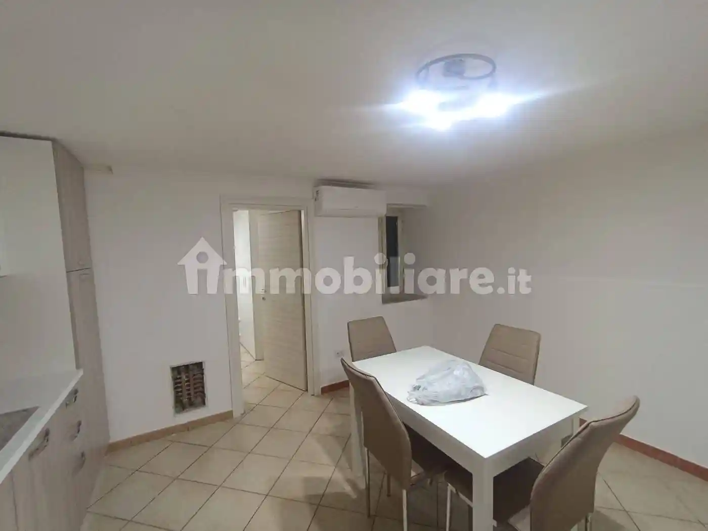 Bilocale Vico Santa Maria degli Angeli alle Croci 22, San Carlo All'Arena, Napoli - foto 2