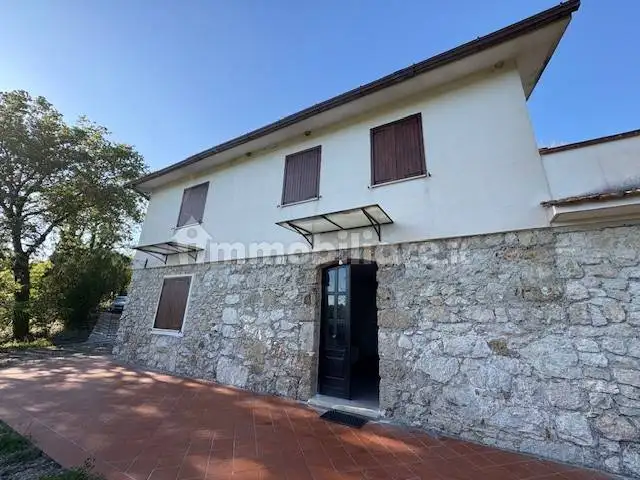 Villa in vendita a Cervaro