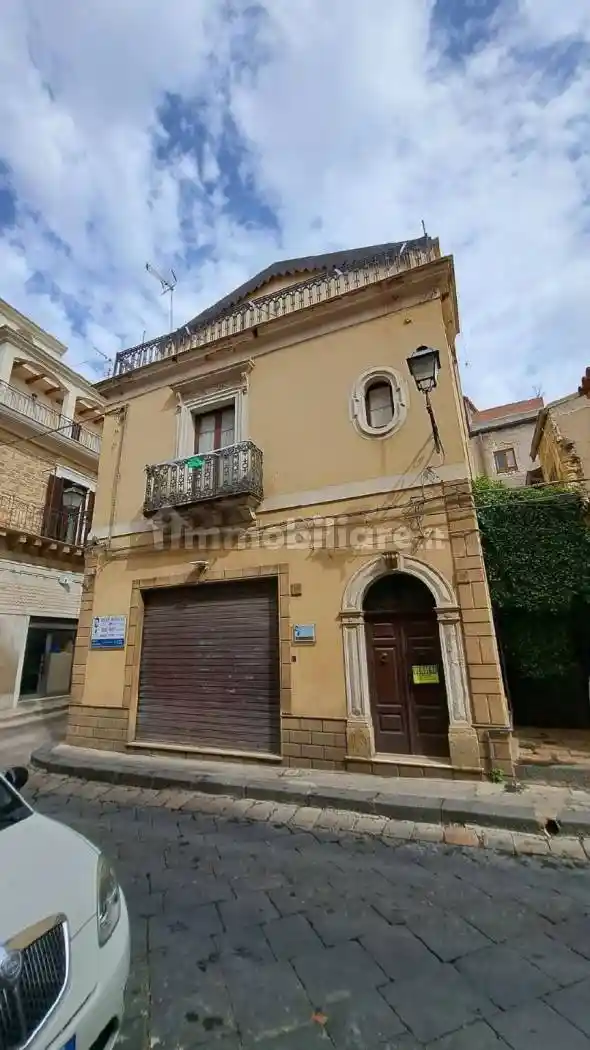 Palazzo - Edificio in vendita a Barrafranca