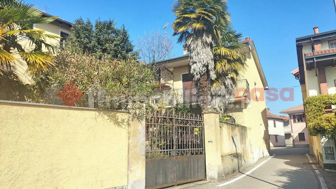Casa indipendente in vendita a Agrate Conturbia