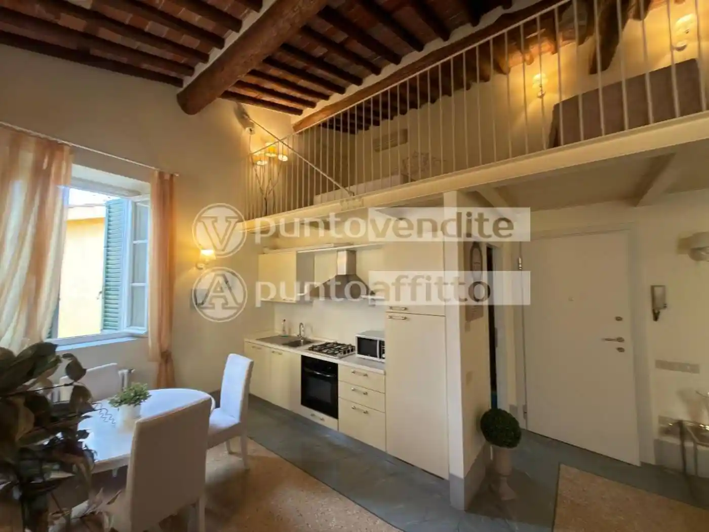 Bilocale piazza San Martino,  55100, Piazza Anfiteatro - Torre Guinigi, Lucca - foto 2