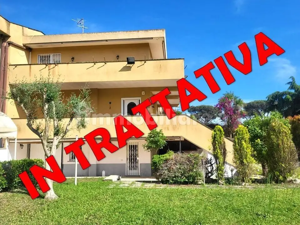 Villa plurifamiliare in vendita a Roma