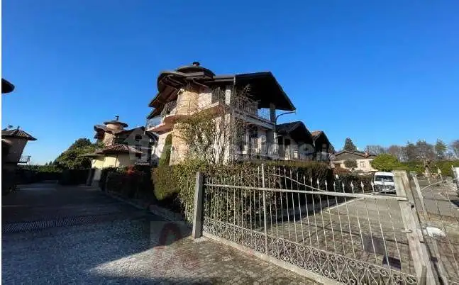 Villetta a schiera in asta a Travedona-Monate