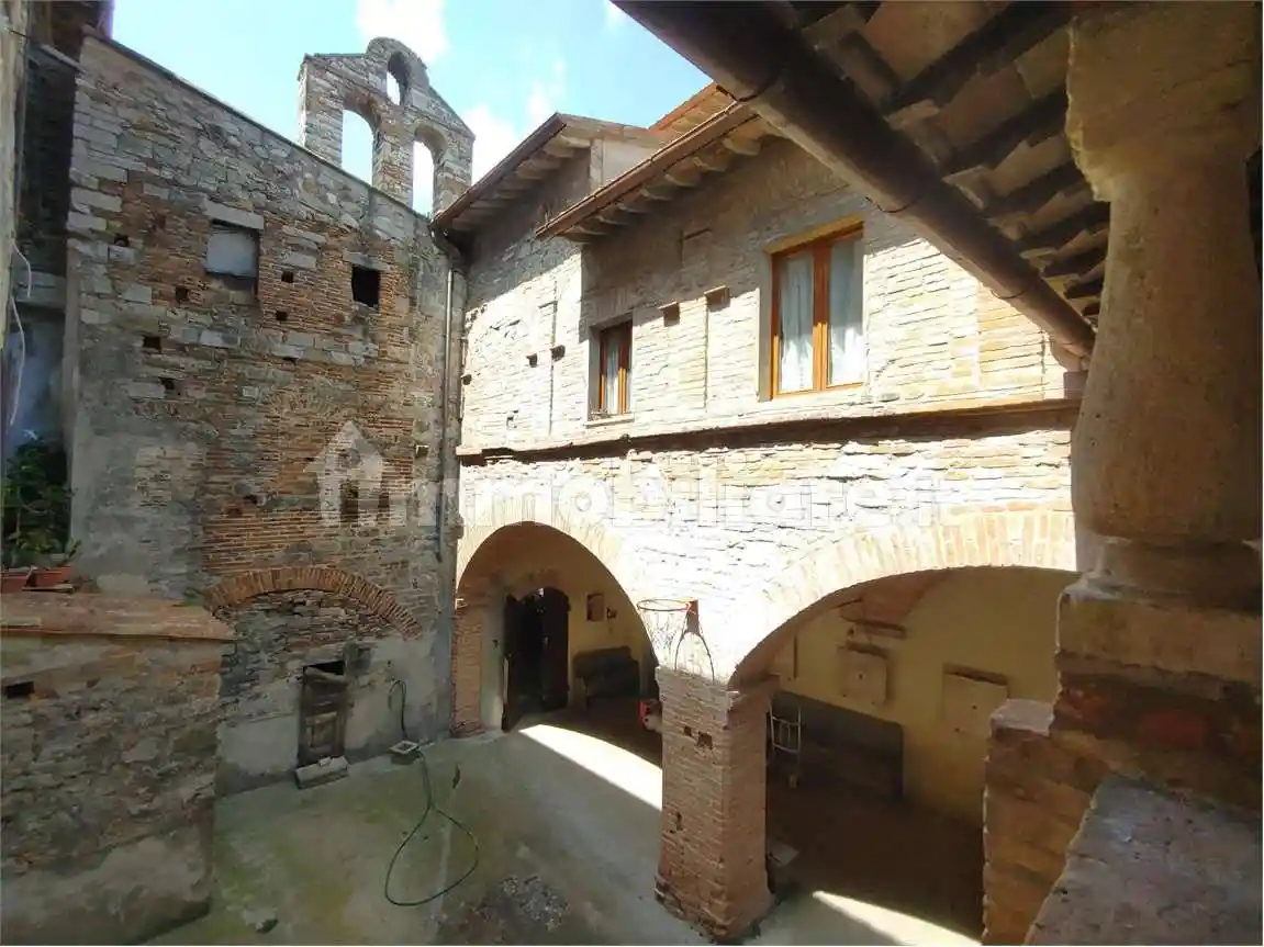 Palazzo - Edificio in vendita a Todi