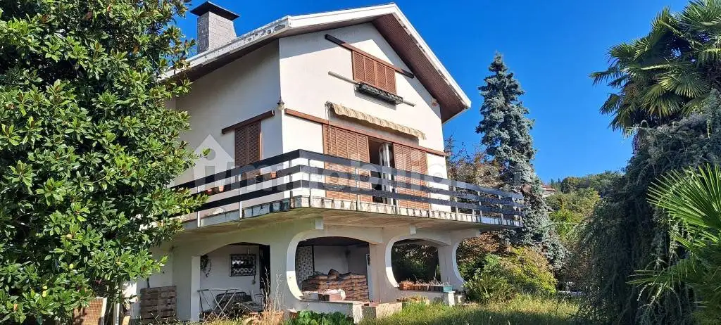 Villa in vendita a Nebbiuno