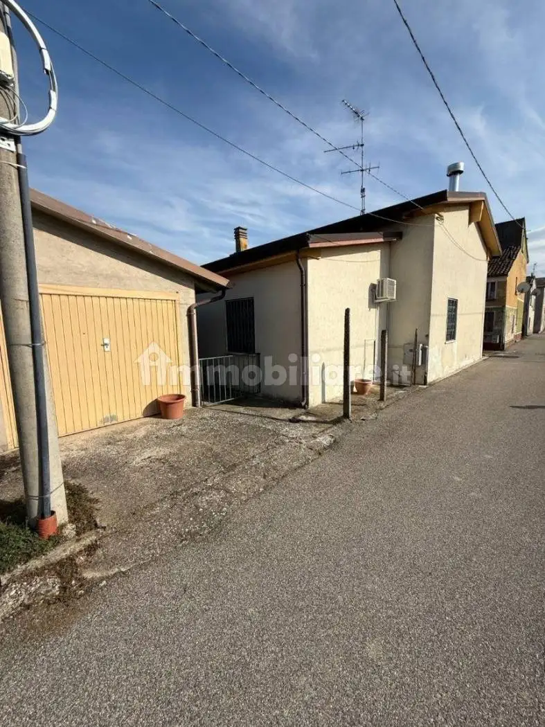 Casa indipendente in vendita a Serravalle a Po