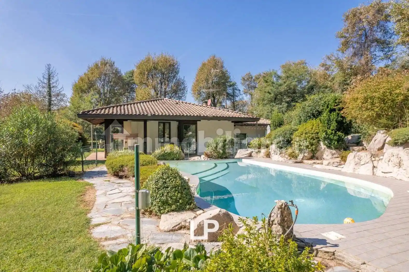 Villa in vendita a Sesto Calende