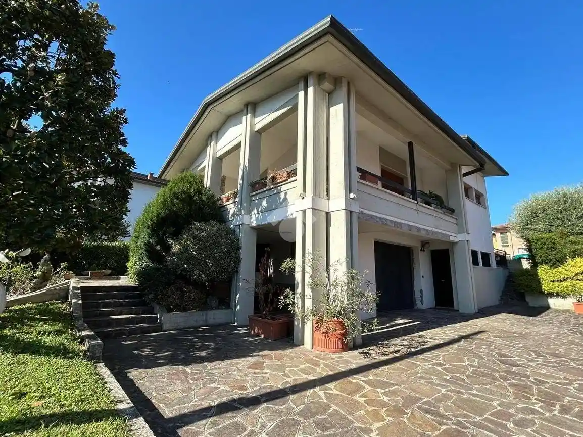 Villa in vendita a Desenzano del Garda