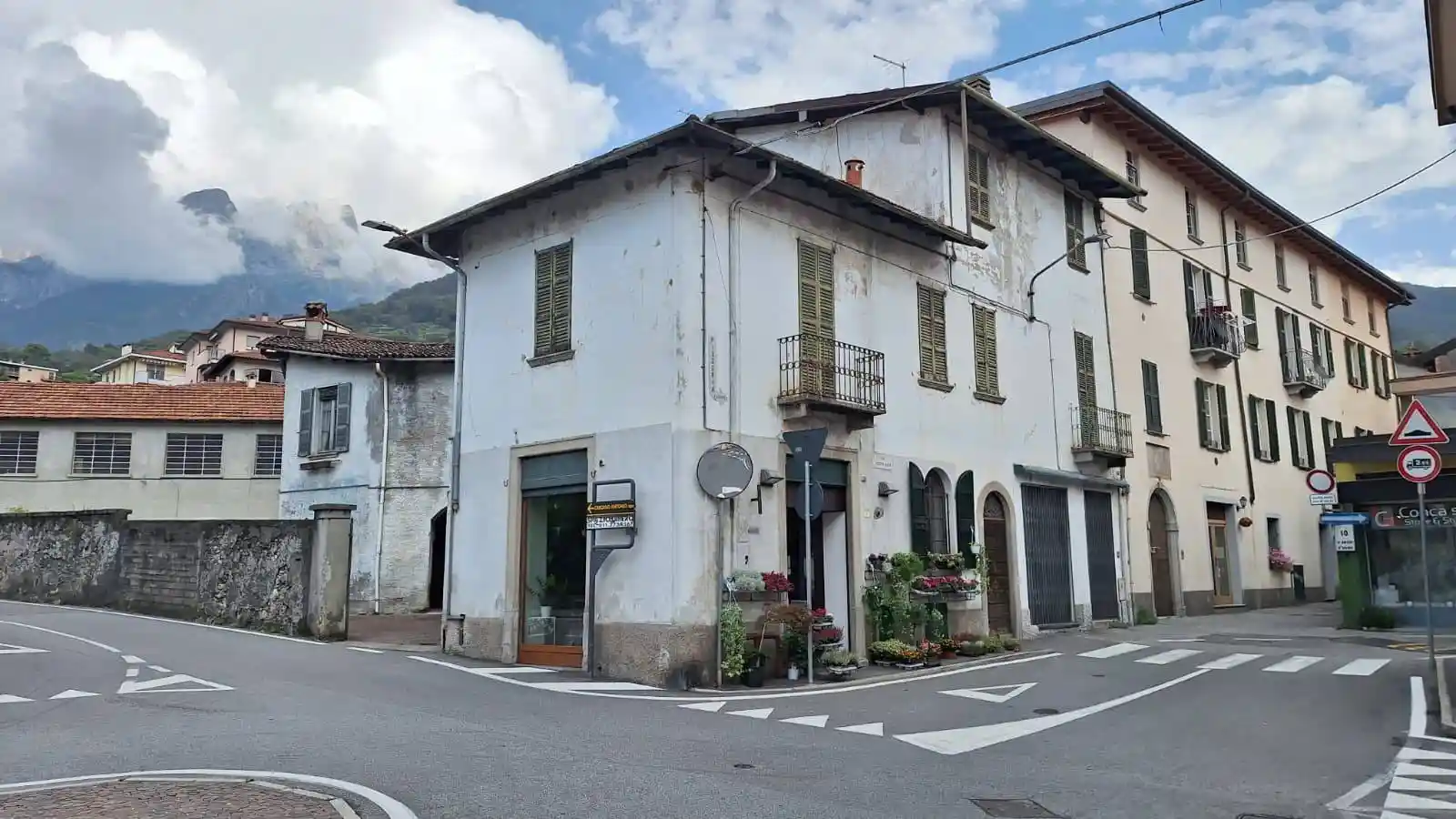 Palazzo - Edificio in vendita a Mandello del Lario