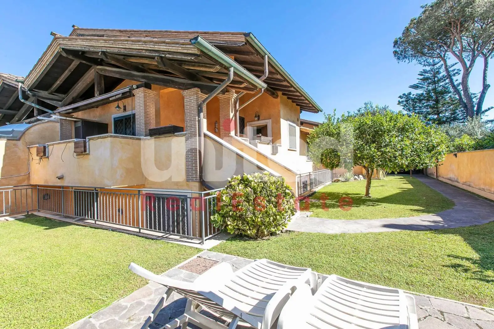 Villa plurifamiliare in vendita a Roma