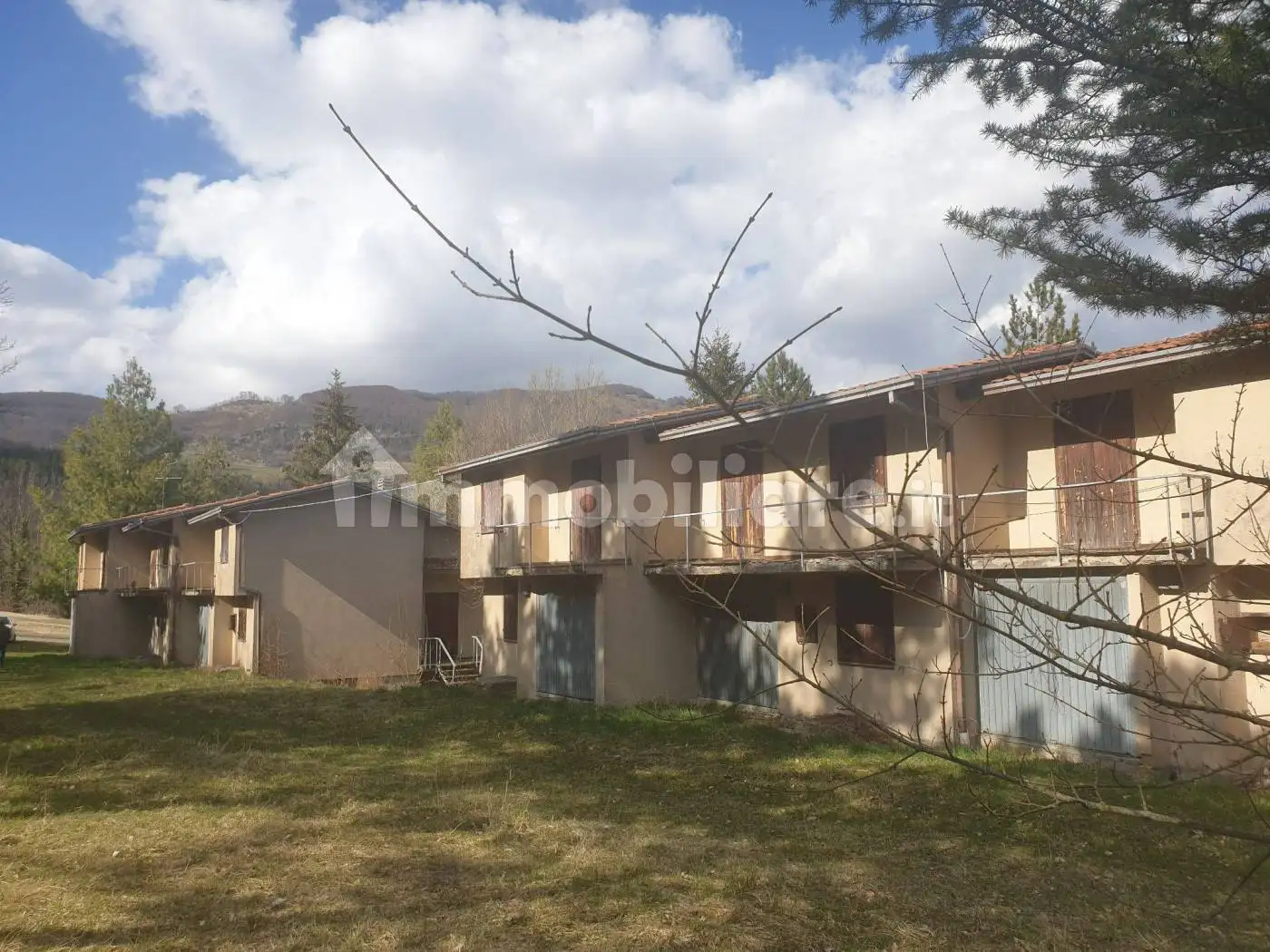 Villa a schiera Località Villa di Senatello, Casteldelci