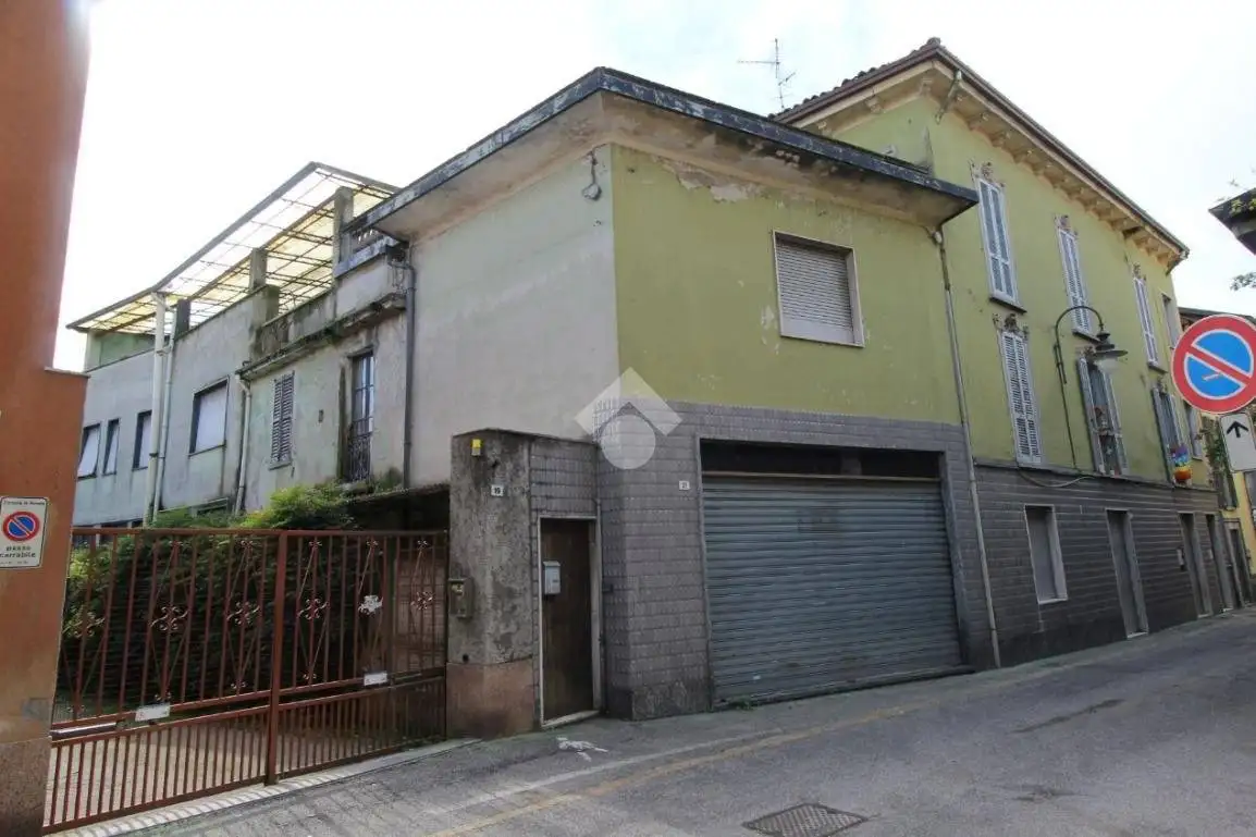 Palazzo - Edificio in vendita a Renate