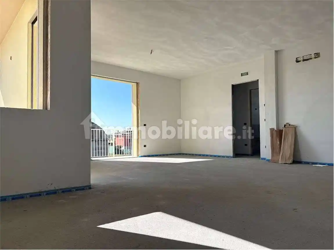 Trilocale via San d'Acquisto, snc, Centro, Isola Rizza - foto 2