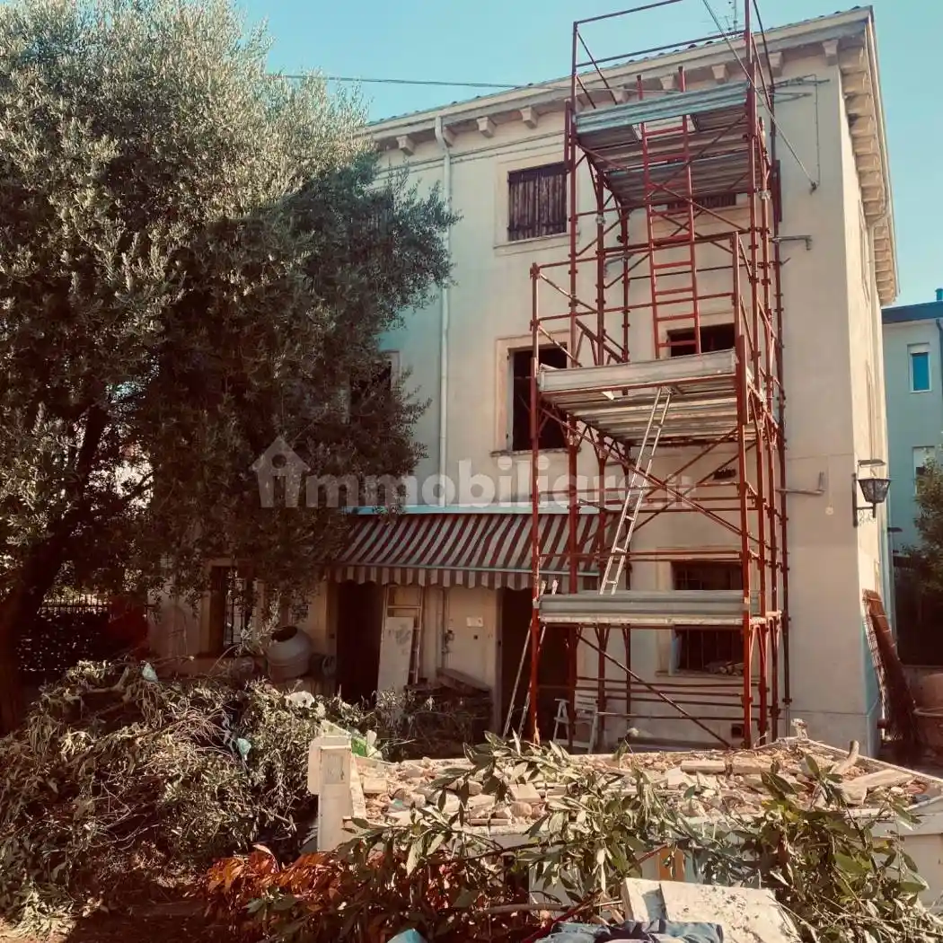 Palazzo - Edificio in vendita a Verona