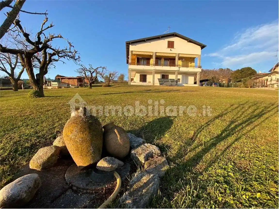 Villa in vendita a Bizzarone
