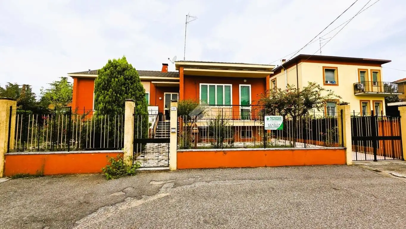 Villa in vendita a Mantova