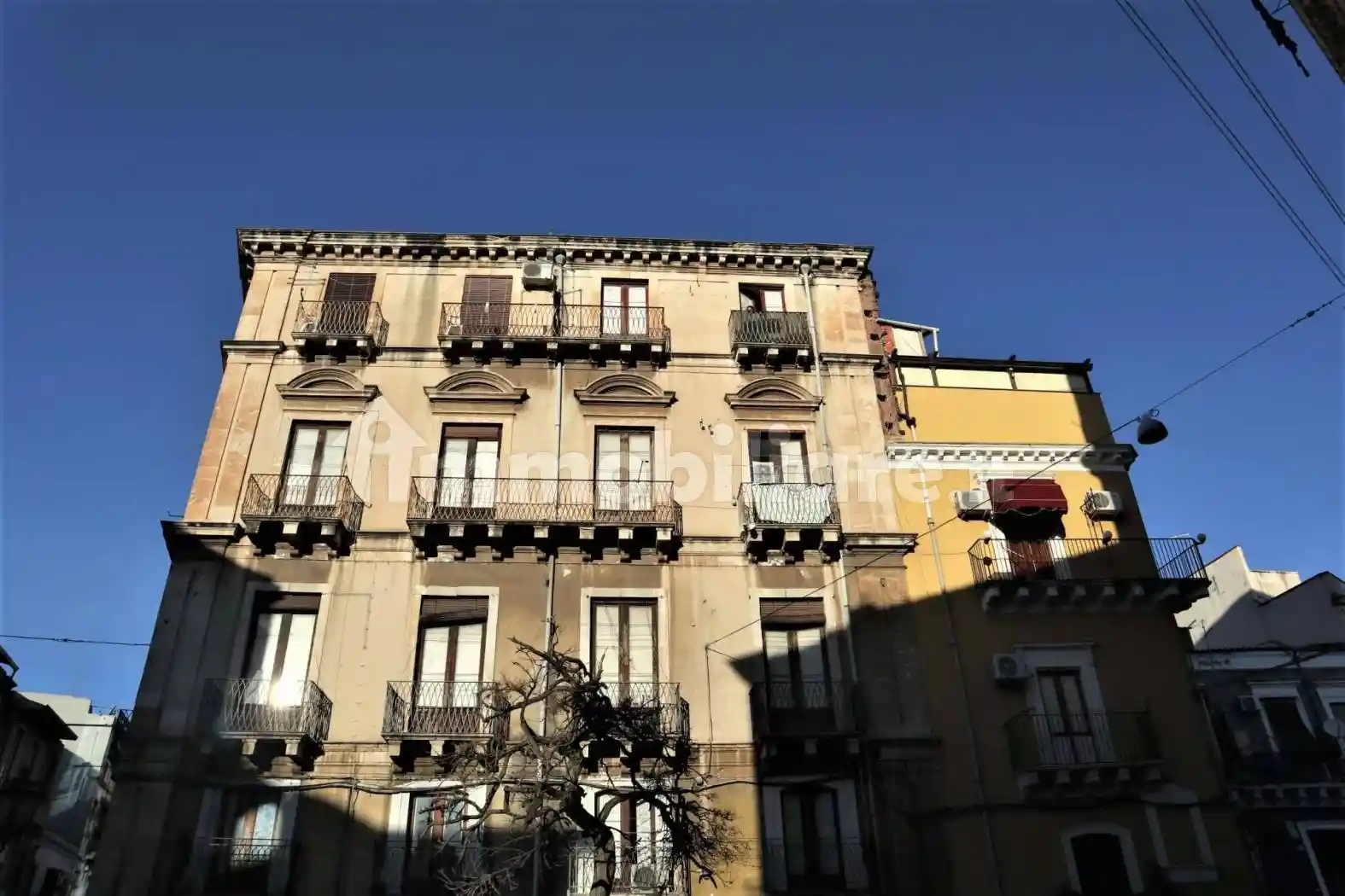 Palazzo - Edificio in vendita a Catania