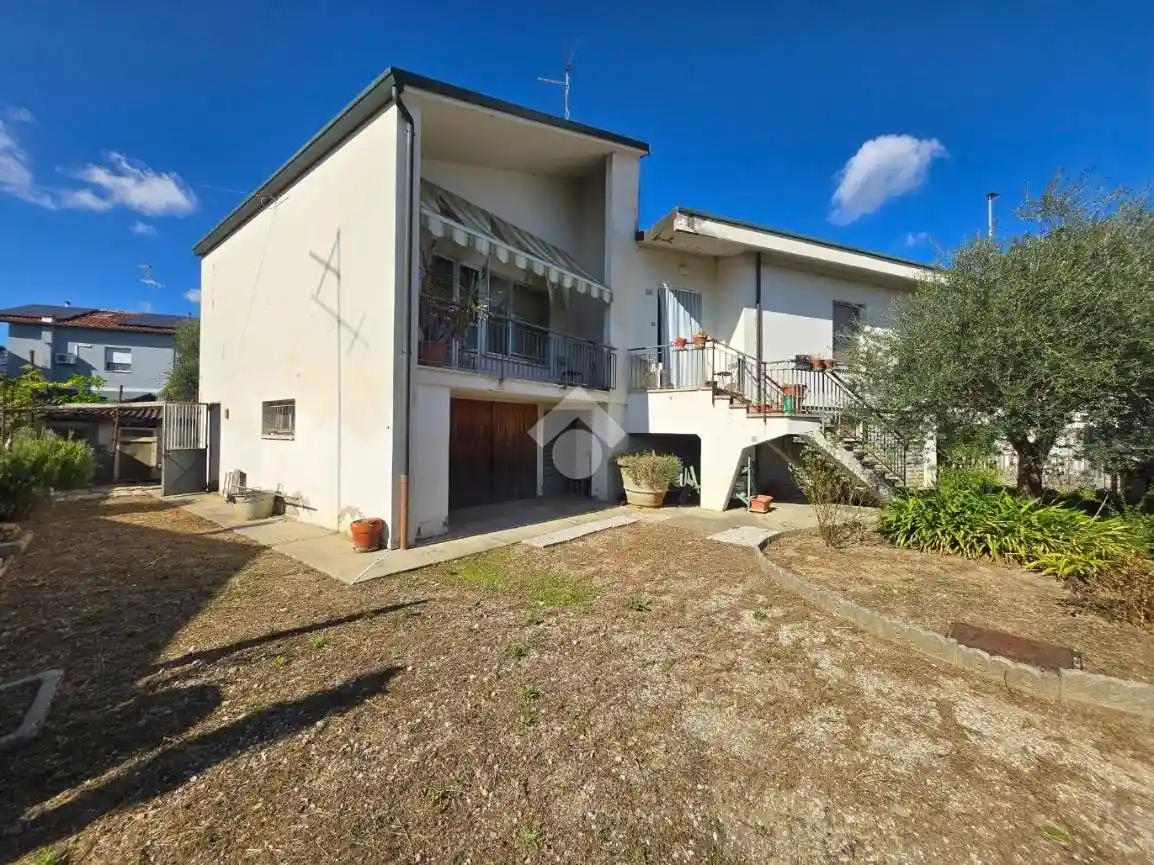 Villa in vendita a Russi