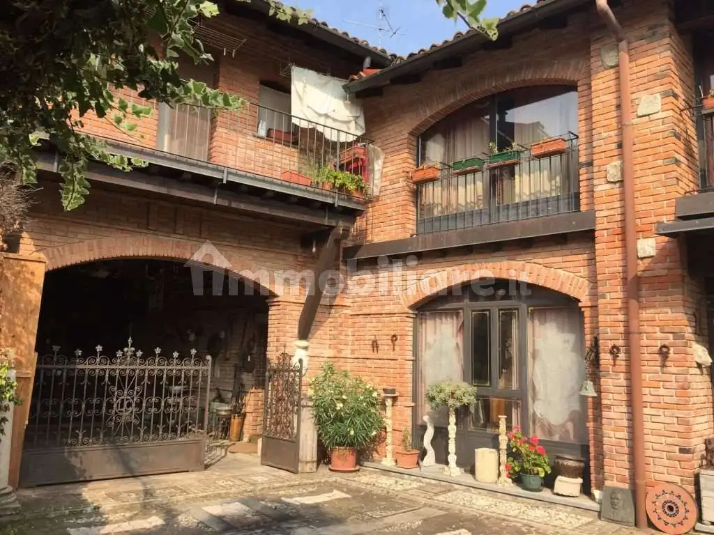 Palazzo - Edificio in vendita a Cucciago