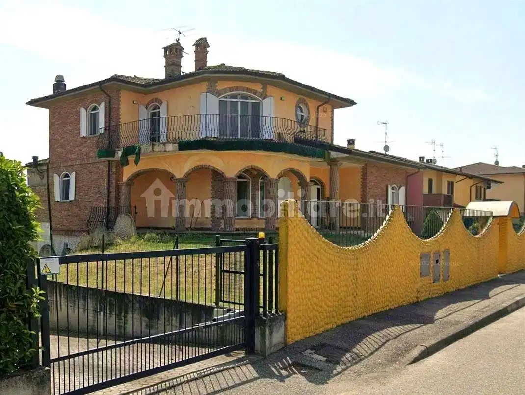 Villa in asta a Sommo