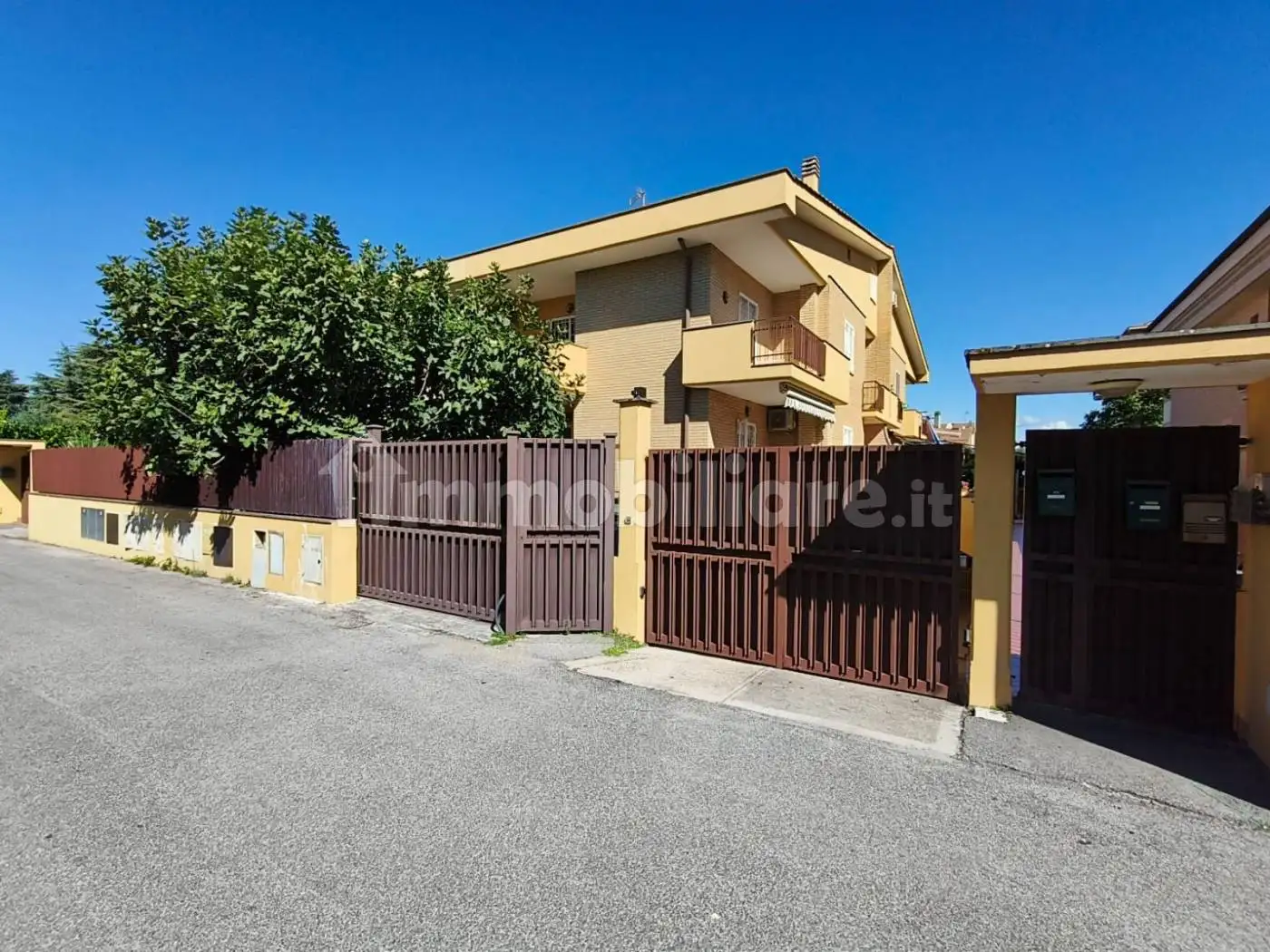 Villa plurifamiliare in vendita a Roma