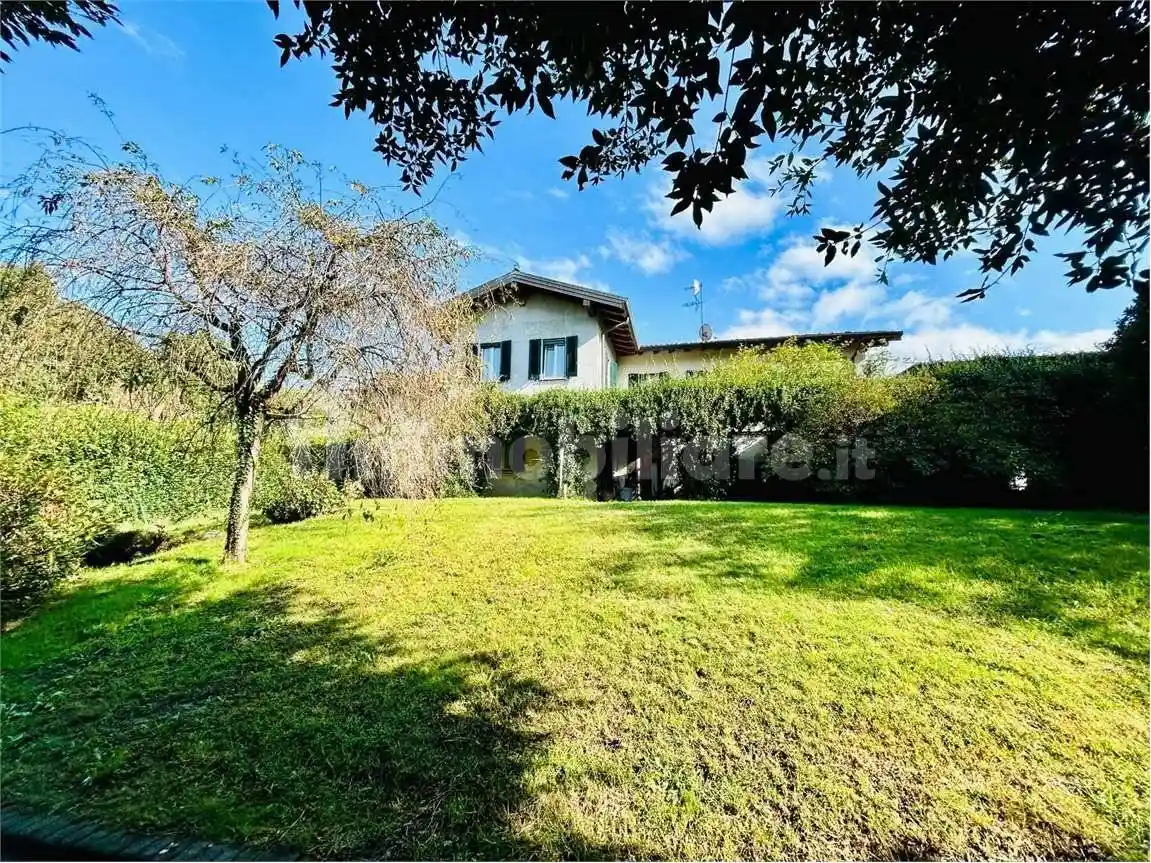 Villa in vendita a Sesto Calende
