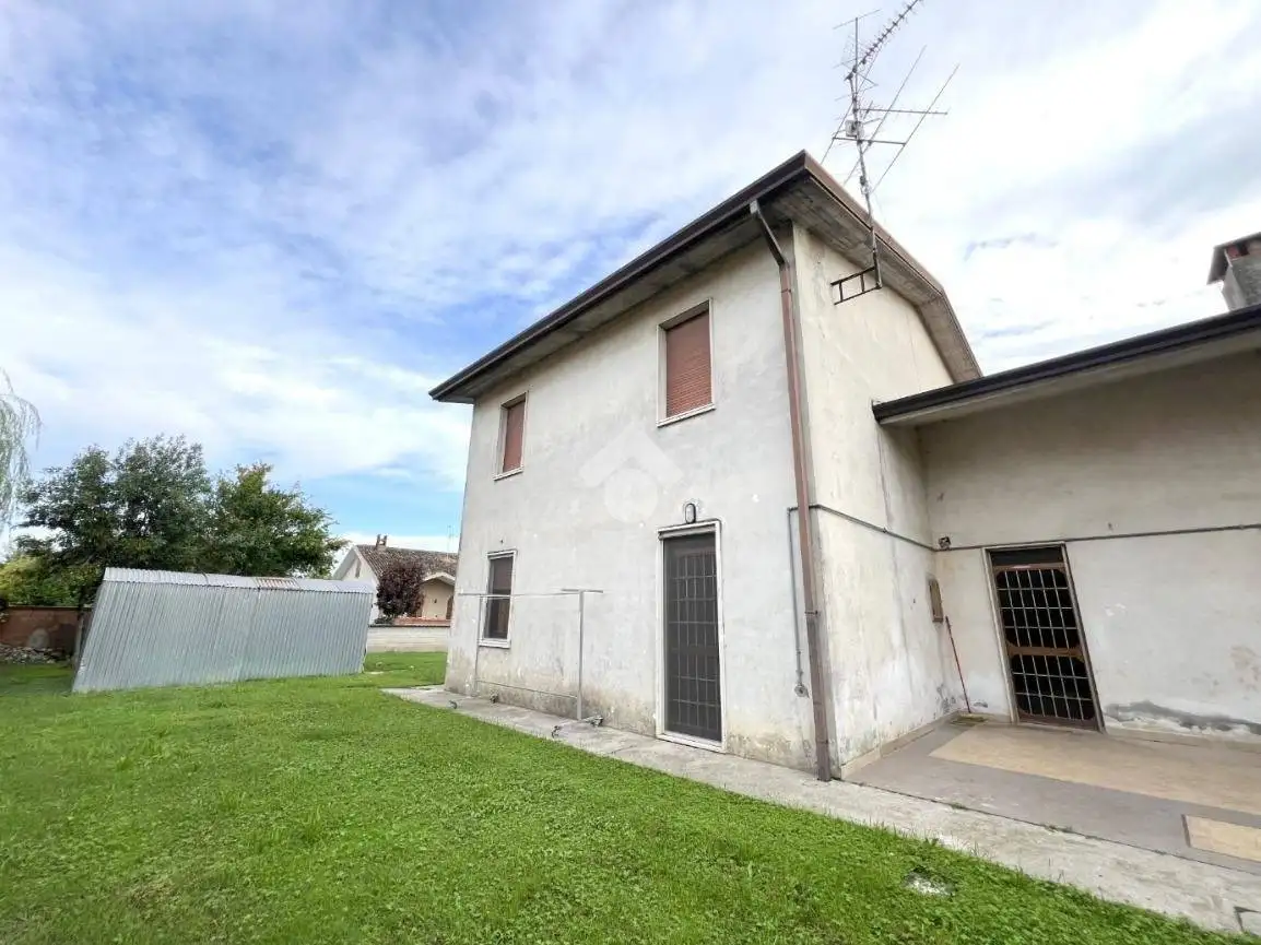 Villa bifamiliare via Mutilati e Caduti sul Lavoro 260, Centro, Acquanegra sul Chiese - foto 2