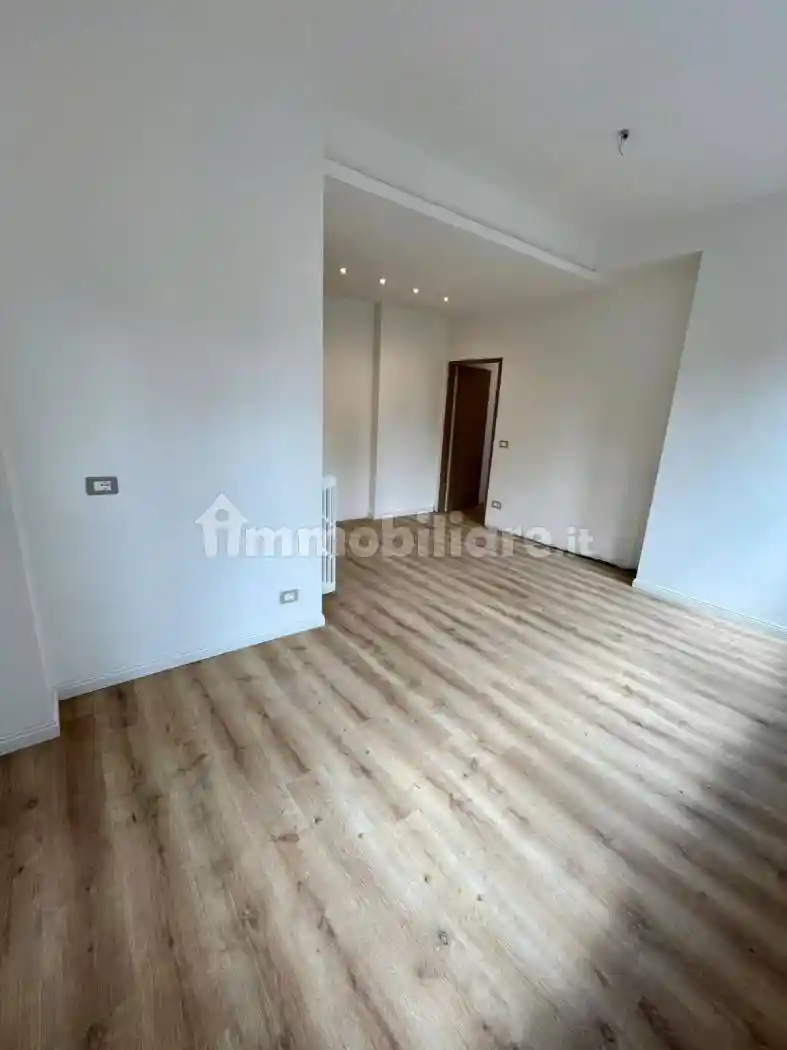 Trilocale ottimo stato, terzo piano, Piazza Garibaldi, Alessandria - foto 4