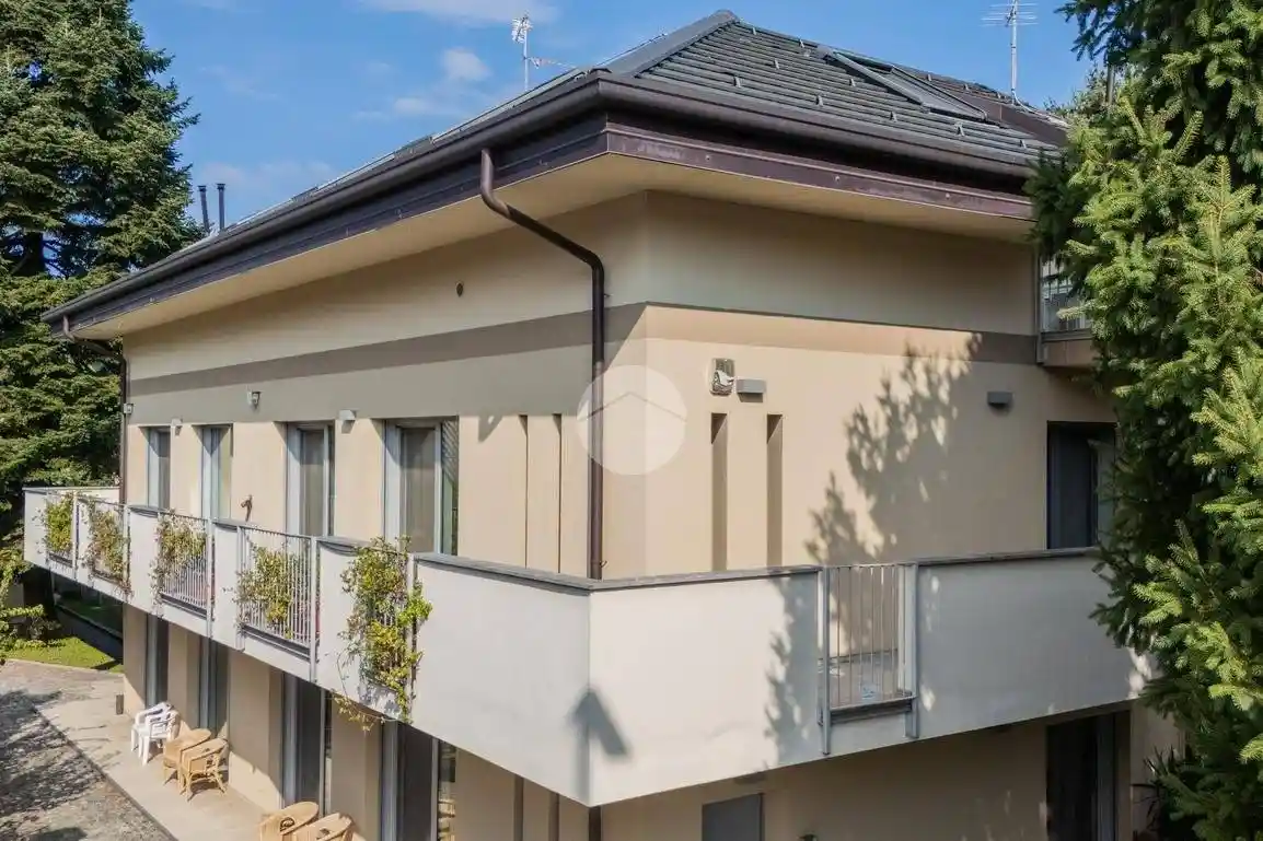 Palazzo - Edificio in vendita a Vedano al Lambro