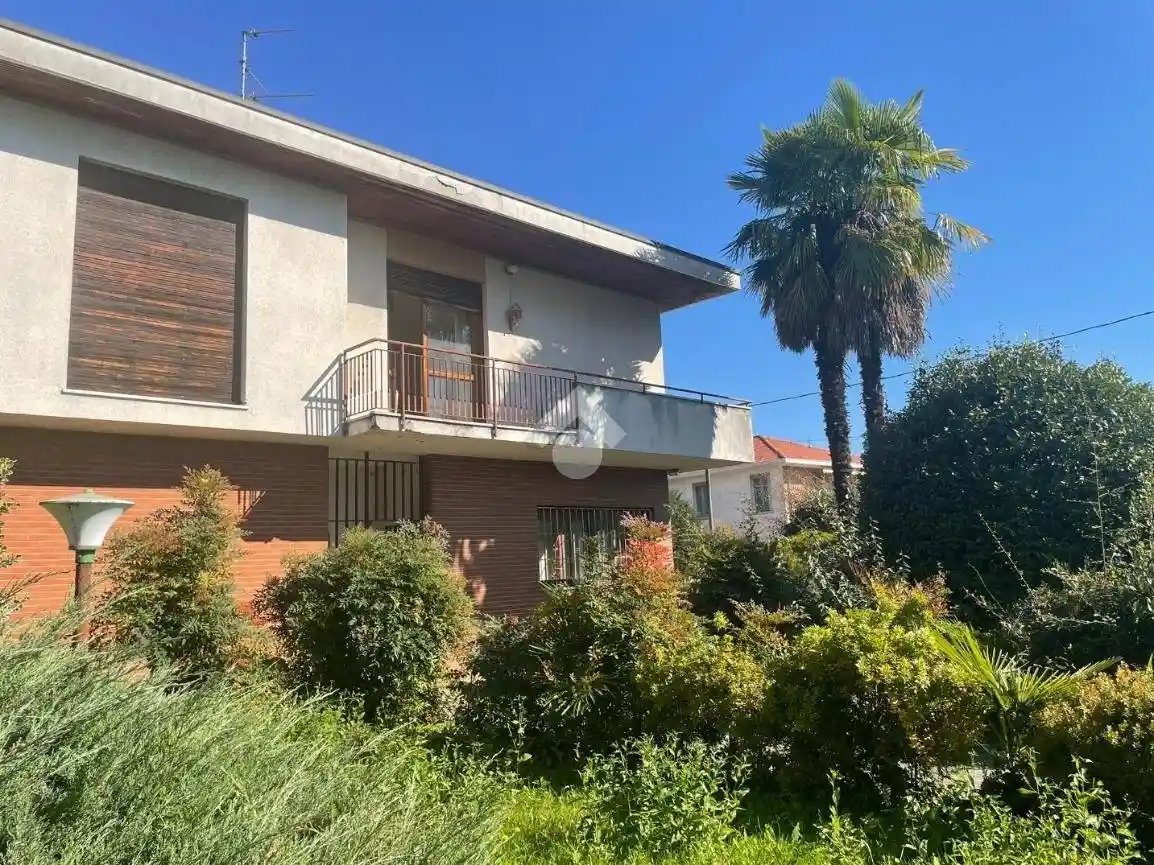 Villa in vendita a Cardano al Campo