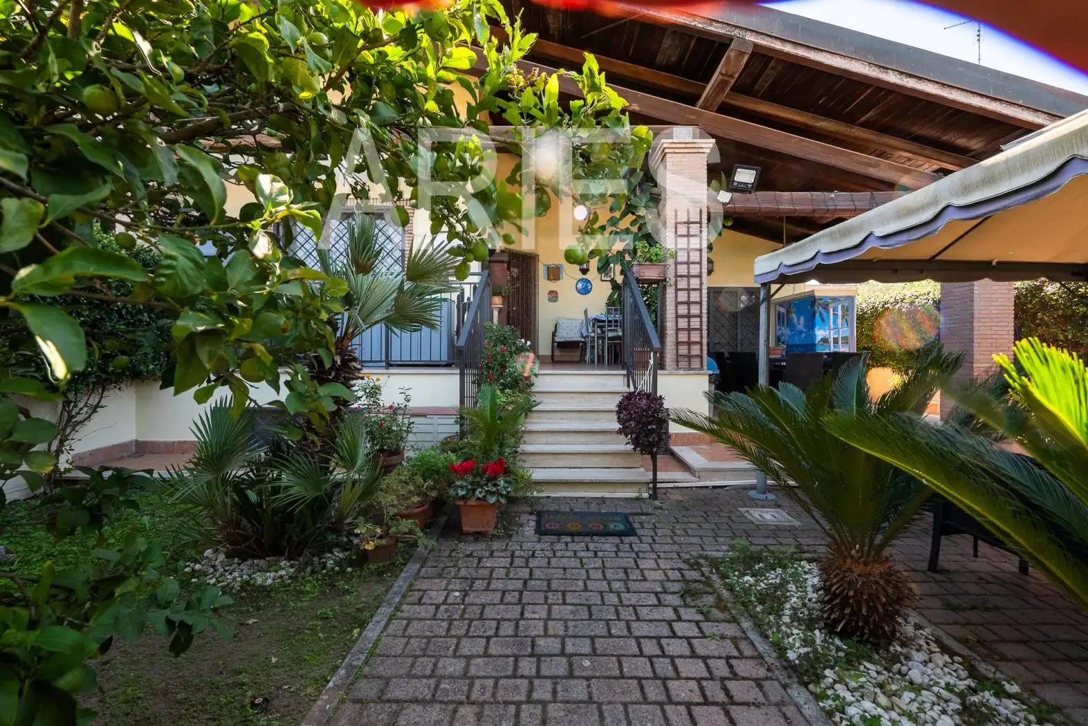 Villa plurifamiliare in vendita a Roma