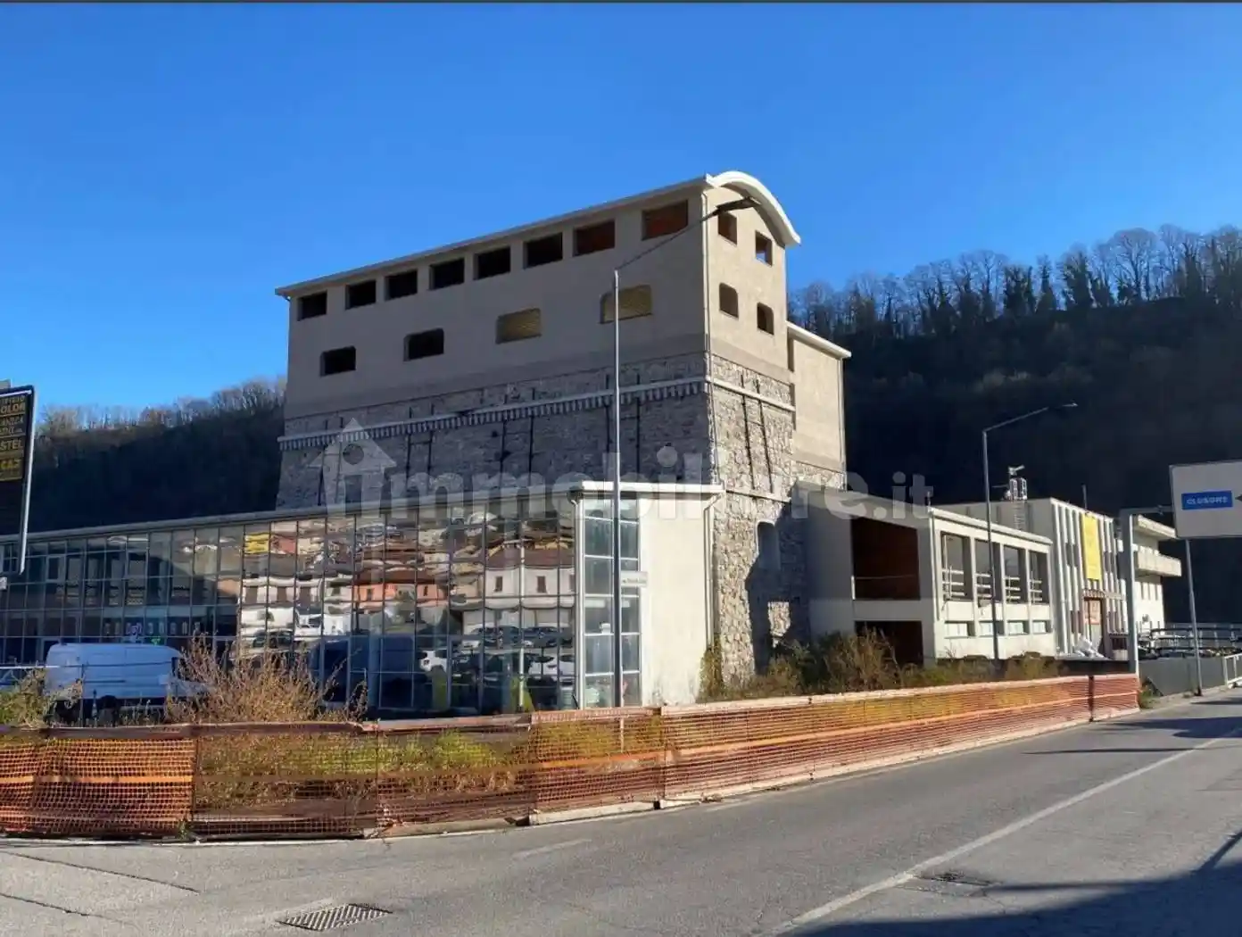 Palazzo - Stabile in vendita a Vertova