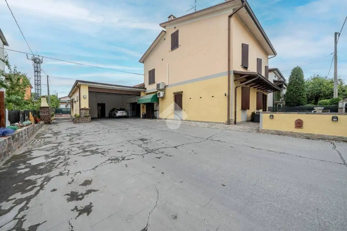 Terratetto unifamiliare via XXV Aprile 17, Centro, Castelnovo di Sotto - foto 4