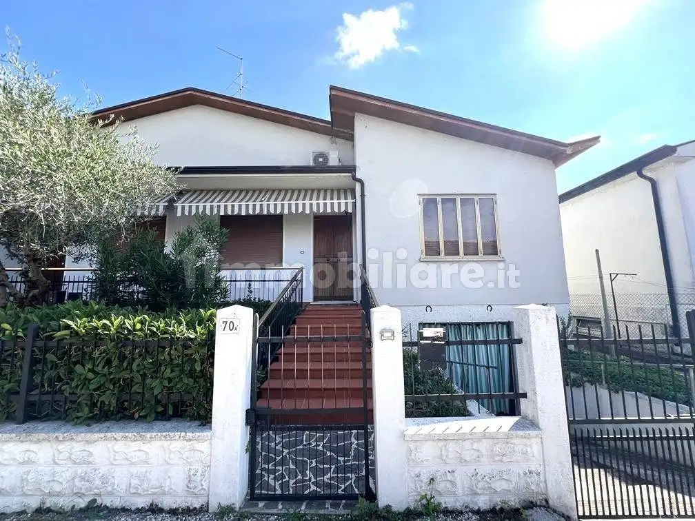 Terratetto unifamiliare 88 m², buono stato, Centro, Castel d'Ario - foto 2