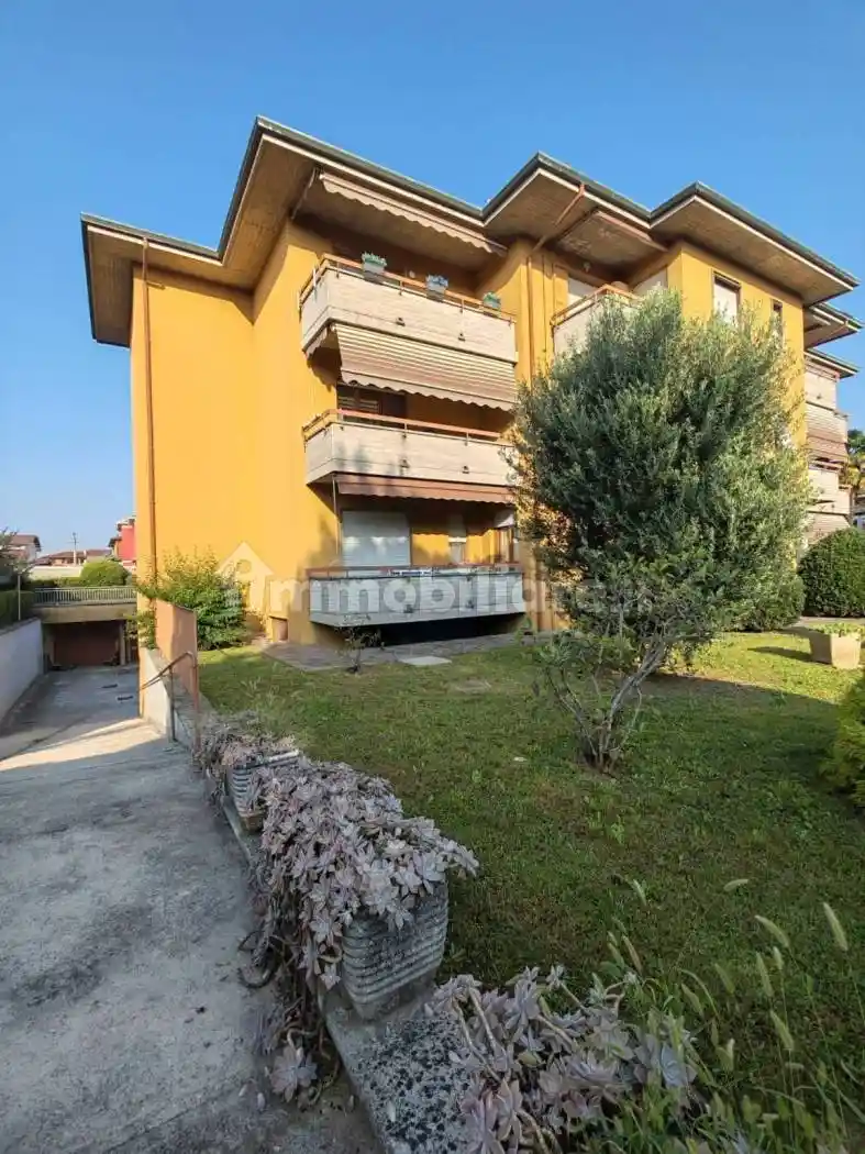 Palazzo - Edificio in affitto a Solaro