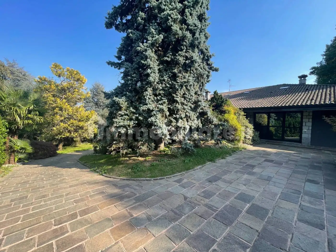 Villa in vendita a Uggiate con Ronago