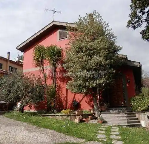 Villa in asta a Nemi